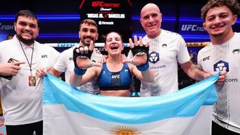 Ailín Pérez festeja su séptima victoria consecutiva junto a su equipo.