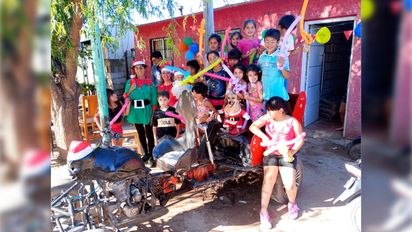 Papá Noel llegó a Coronel Moldes en un vehículo particular y con