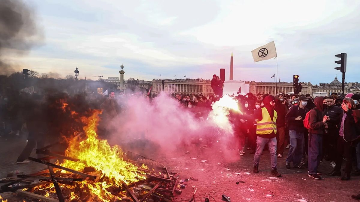 Imágenes profusamente publicadas en redes sociales muestran hogueras y barricadas ardiendo