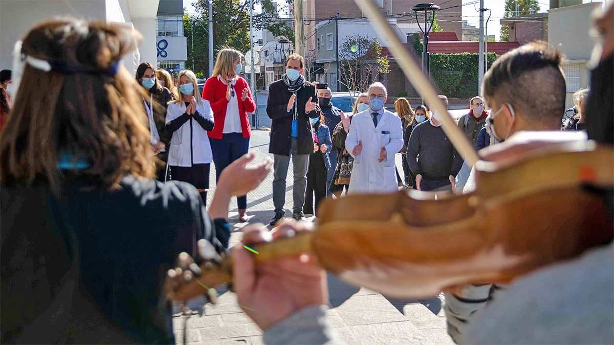 Artistas locales rinden homenaje en distintos centros de Salud con la entonación del Himno Nacional.