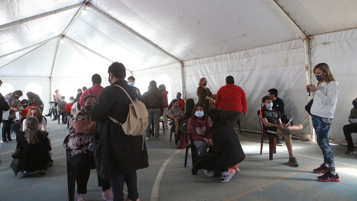 Las madres y los padres acompañaron a los menores para vacunarse.