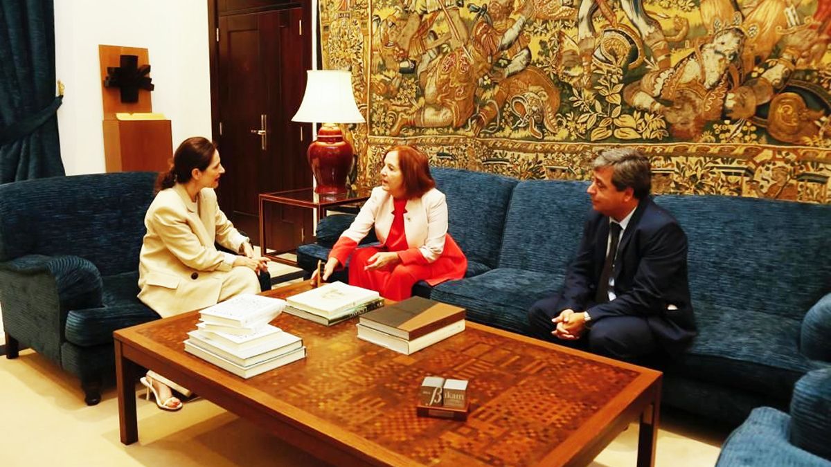 Vigo se reunió con mujeres de la política vasca.