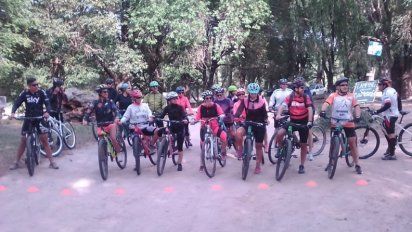 “Los jóvenes del pedal” solidarios en Holmberg