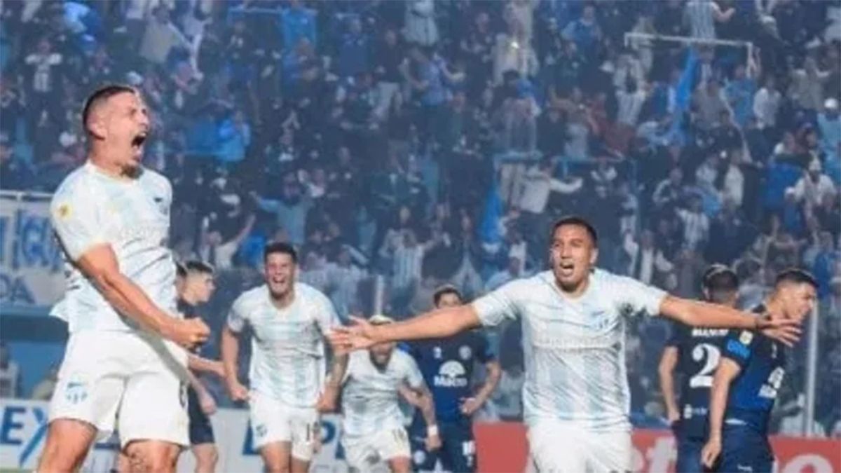 Gianluca Ferrari en cinco minutos anotó los dos goles de Atlético Tucumán para vencer a Independiente Rivadavia por 2-1