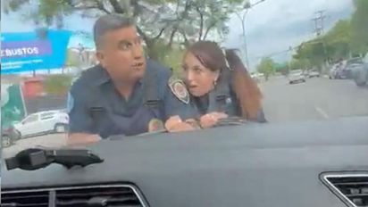 Arrastró con su auto a dos policías