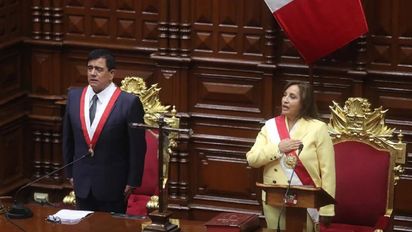 Boluarte juró como la primera mujer presidenta de Perú en reemplazo del destituido Castillo