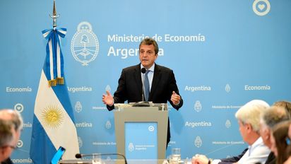 Massa recibe a banqueros y aseguradoras para buscar acuerdo por canje de deuda en pesos