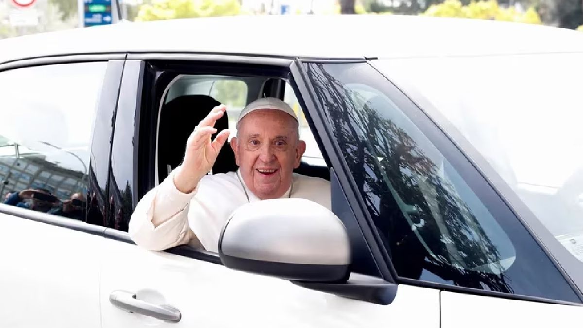 El Papa saludó a los fieles al salir del hospital Gemelli.