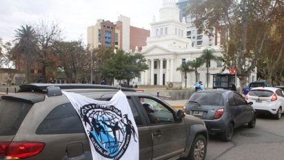 Larga caravana de autos por la reapertura de gimnasios