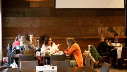 Córdoba prohíbe las reuniones pero no los bares; adhiere Río Cuarto