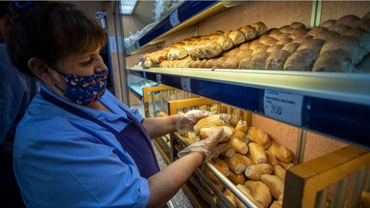 El gobierno busca retrotraer los precios del pan y los fideos a valores de febrero