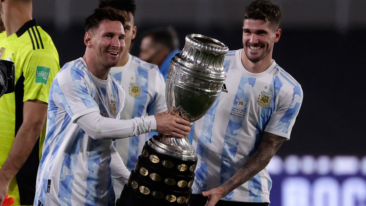 Lionel Messi y Rodrigo De Paul con la ansiada Copa America lograda en el 2022
