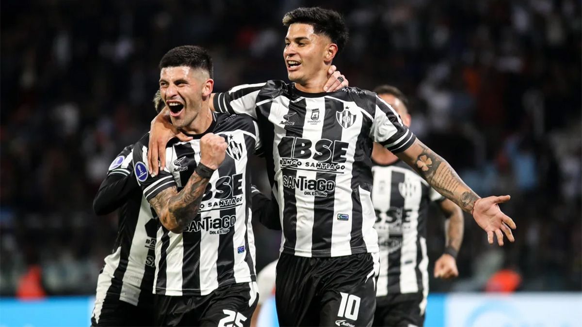 Gastón Verón festeja su gol, el único del partido, junto a José Florentín