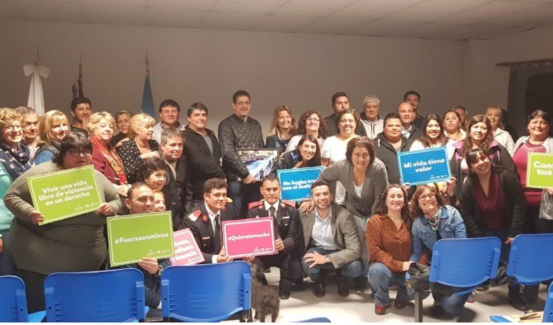 Vecinalistas y referentes de instituciones, junto a las autoridades de la ciudad, tras la presentación del protocolo de trabajo.