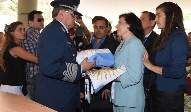 El jefe de la Fuerza Aérea Argentina, brigadier general Enrique Víctor Amrein  saluda a la viuda de Castagnari en la rendición de honor.
