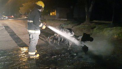 Eludió un control, lo detuvieron y en la requisa incineró su propia moto