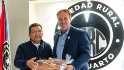 El presidente de la Rural le entregó un presente al embajador Sulaiman Syarif.