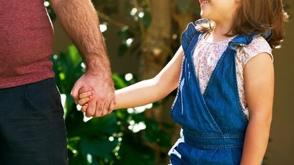 Pidió quitarse el apellido de su padre y la Justicia decidió agregar el de su madre