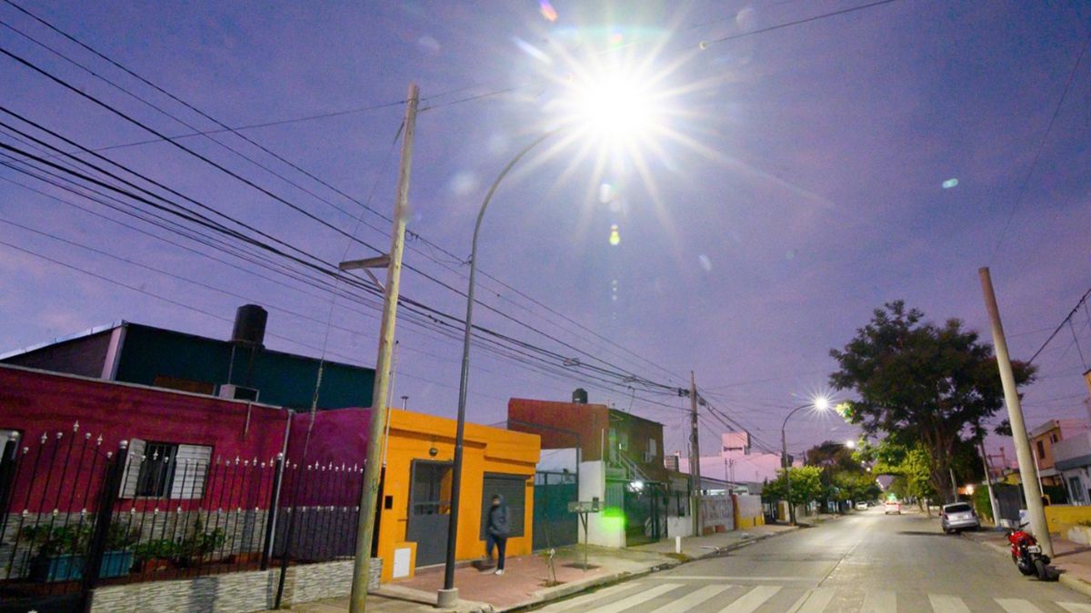 El plan de iluminación busca generar “corredores seguros” dentro de los barrios.