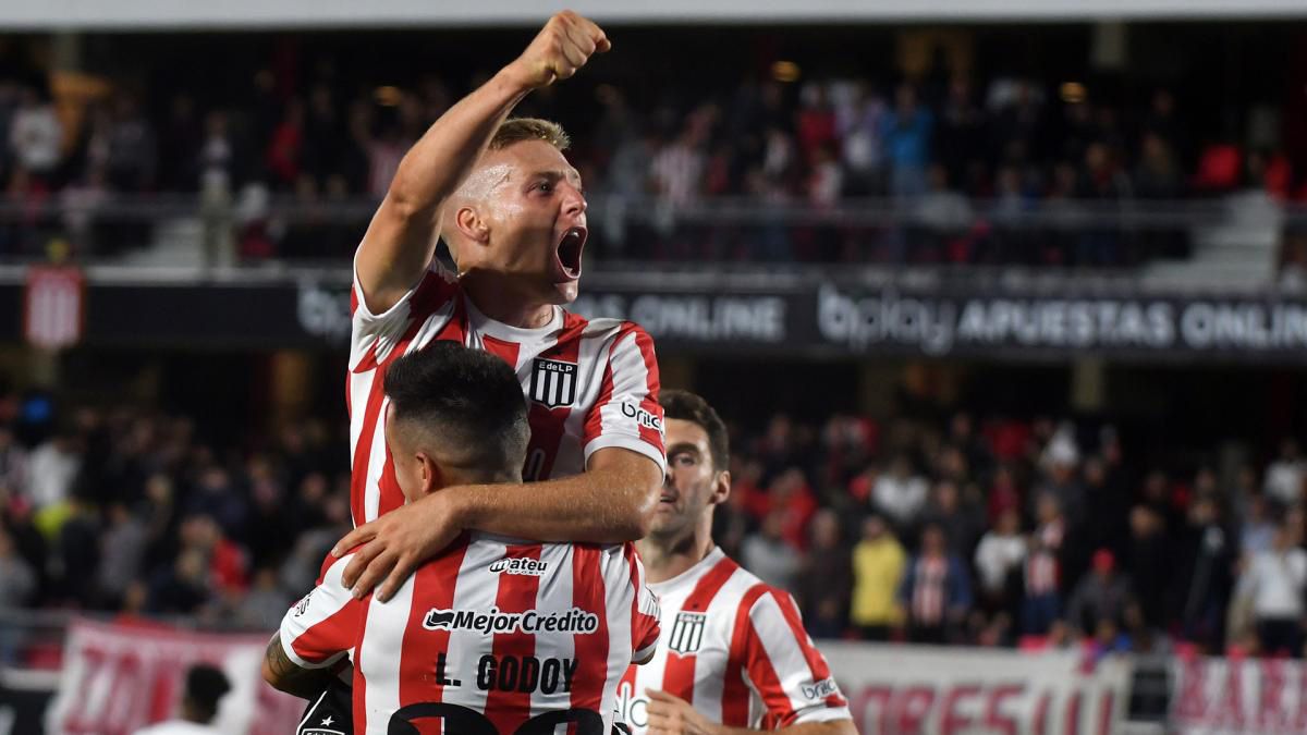 Estudiantes ganó y goleó ante su gente frente a Newells en La Plata