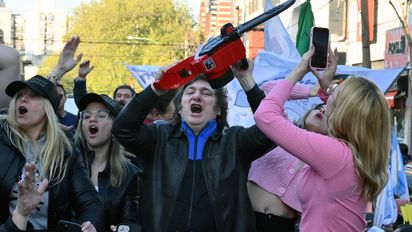 Milei encabezó con Píparo una caravana en Mar del Plata y volvió a mostrar la motosierra