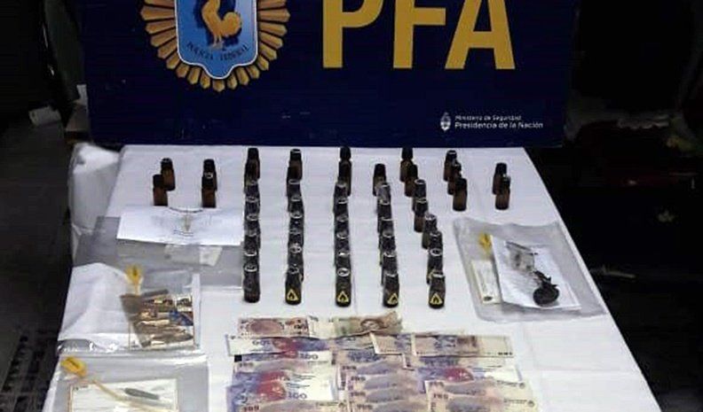 La Policía Federal secuestró diferentes tipos de droga y dinero en efectivo.