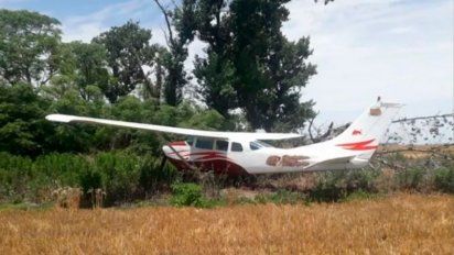 Investigan si pertenece a narcos una avioneta abandonada en un campo
