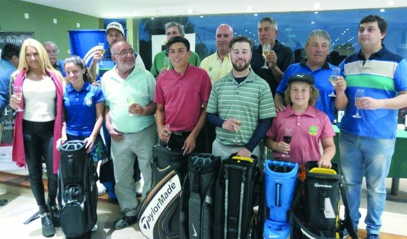 Brindis final de todos los ganadores  junto a autoridades del VMGC, la Federación Cordobasa  de Golf y el  Ente Deporte y Turismo local.