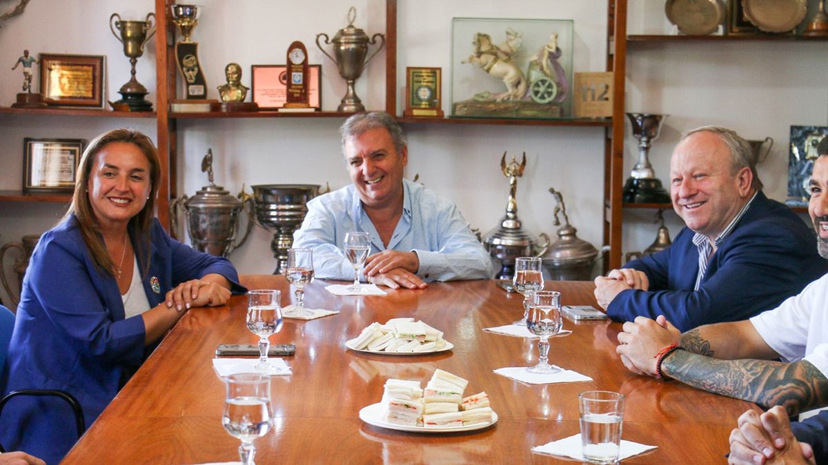 Intercambio de reconocimientos en la cancha que hizo historia Durante el encuentro, las autoridades provinciales hicieron entrega de un reconocimiento institucional por el reciente ascenso a la Liga Profesional de Fútbol y realizaron un recorrido por los distintos sectores del estadio, las obras en ejecución y los complejos deportivos. La Vicegobernadora reafirmó a Alicio Dagatti su compromiso con el desarrollo y el crecimiento de la Asociación Atlética Estudiantes.