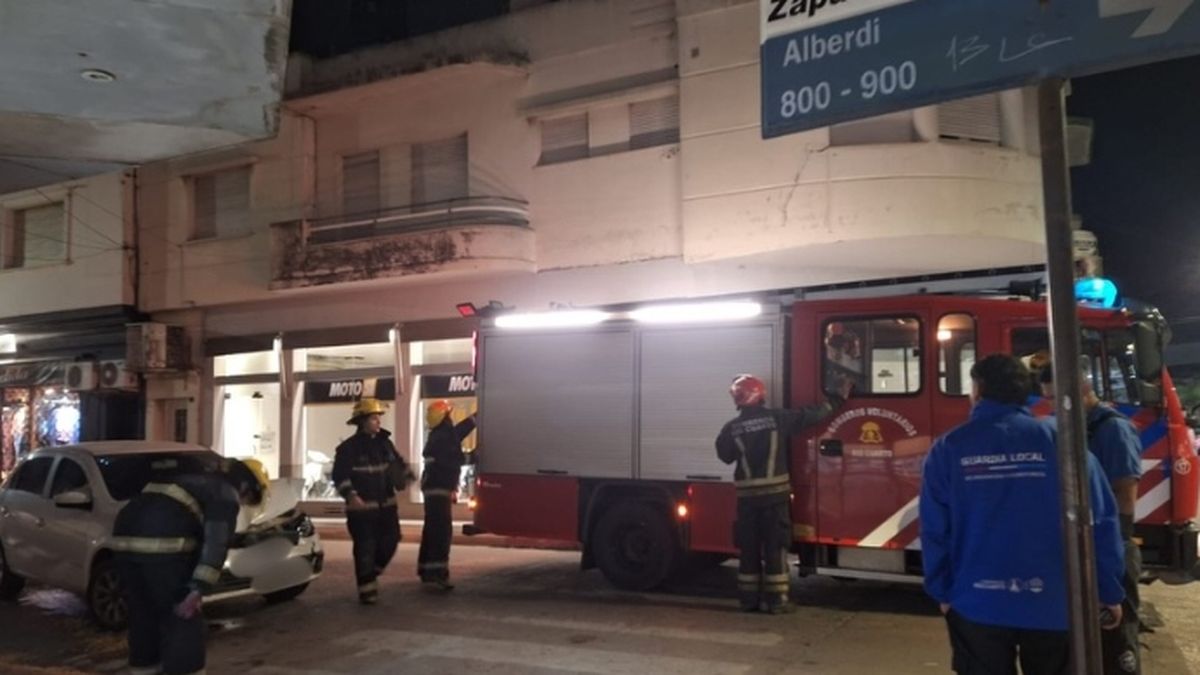 Choque por alcance en el centro de la ciudad: una mujer fue hospitalizada
