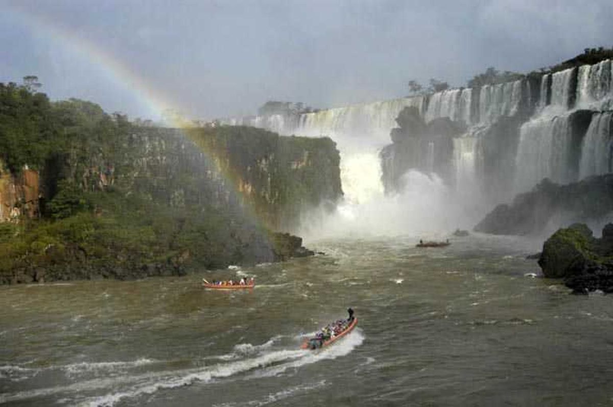 La afluencia internacional en destinos como las cataratas del Iguazú fue el motor del buen fin de semana turístico.