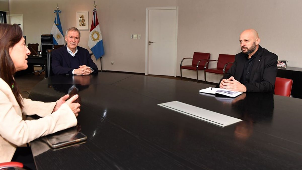 El gobernador Juan Schiaretti recibió este lunes al mediodía en su despacho del Centro Cívico al actual director del Teatro Real