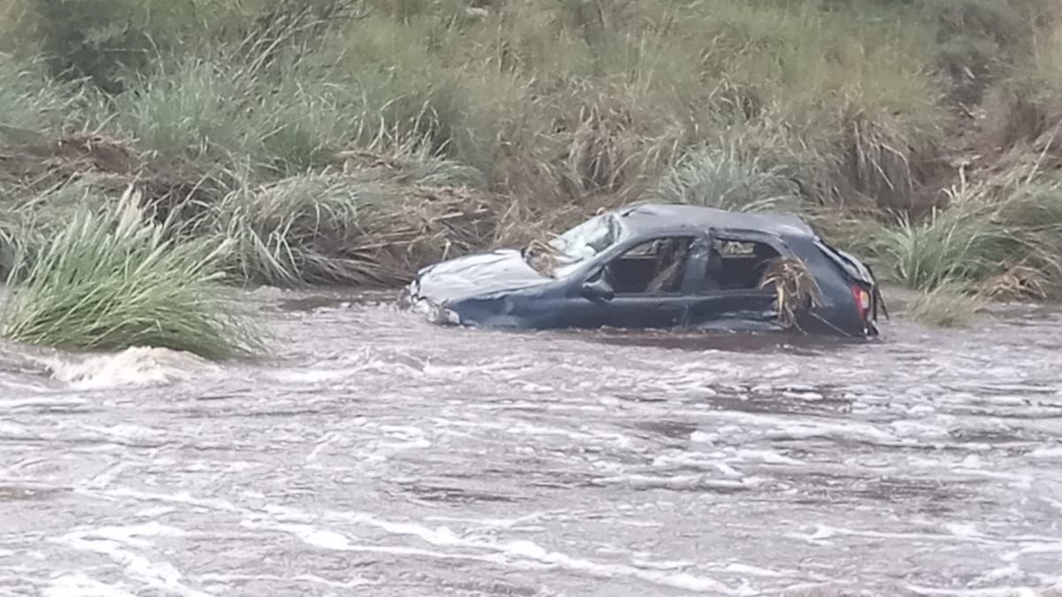 Importante creciente en Las Albahacas: el río arrastró un automóvil