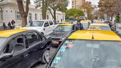 Taxistas acuerdan con el Concejo la entrega de un monto para choferes 