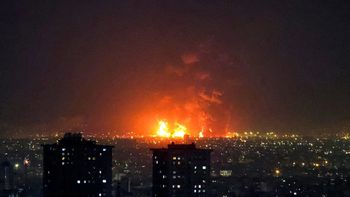 Fuerza aérea de Israel ataca reservas petroleras y refinerías en Teherán