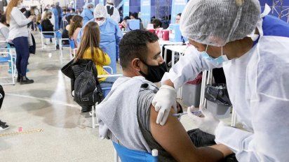 Covid-19: aseguran que la vacunación incidió en la baja de las internaciones