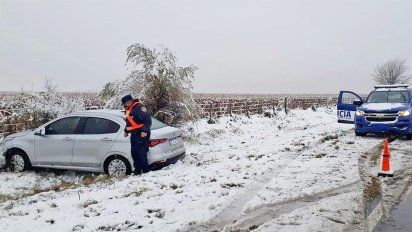 La nieve también causa complicaciones: despiste sin heridos en ruta 8