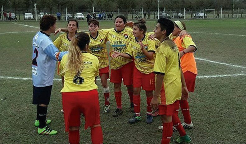 Las jugadoras de San Cayetano festejan la victoria sobre Toro Club de Coronel Moldes, que con esta derrota se quedó sin invicto.