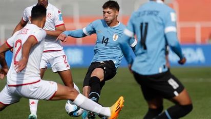 Uruguay ganó con un penal agónico y se aseguró el segundo lugar del Grupo E