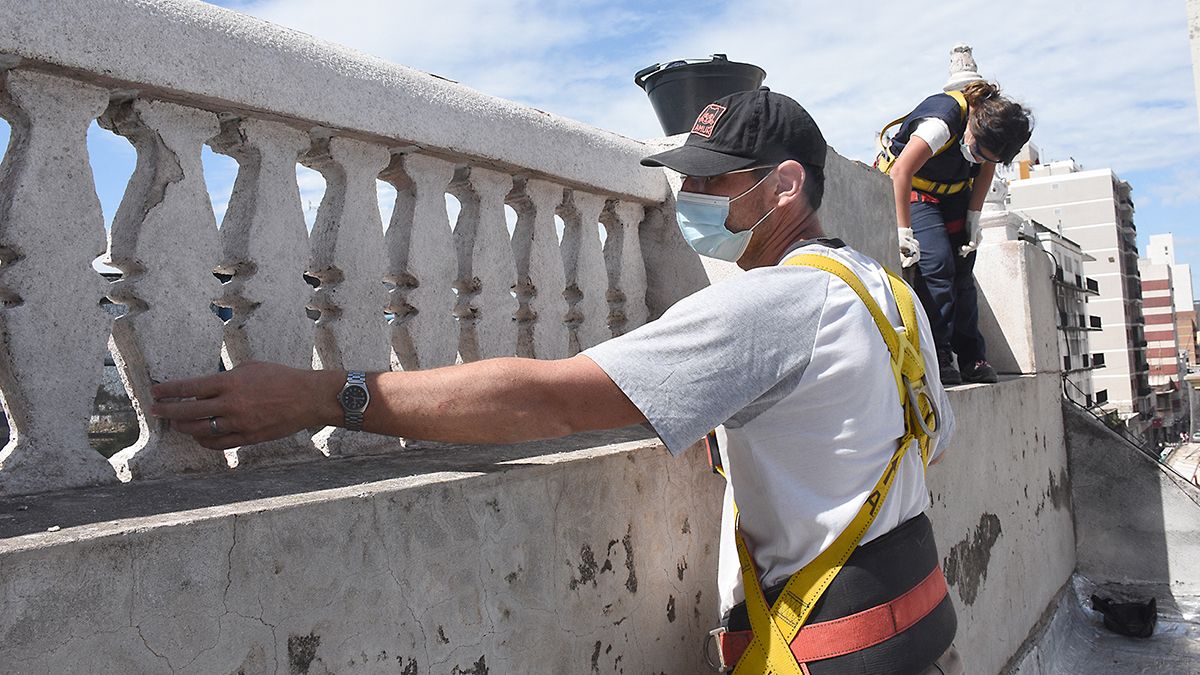 La reparación de la fachada implica la realización de trabajos a gran altura. Fotos: Estela Zogbe