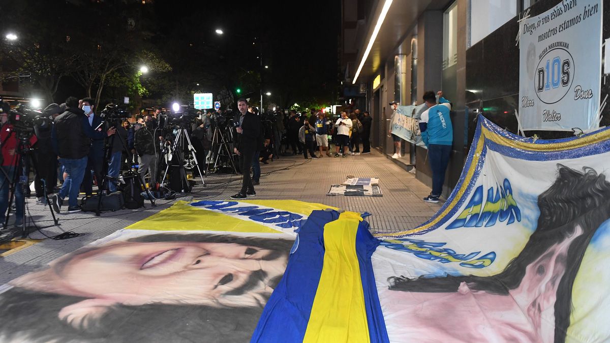 La vigilia de los hinchas en las puertas de la Clínica Olivos.