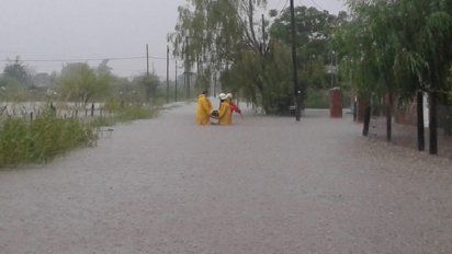 Evacuaron a 30 personas por las inundaciones en Leones