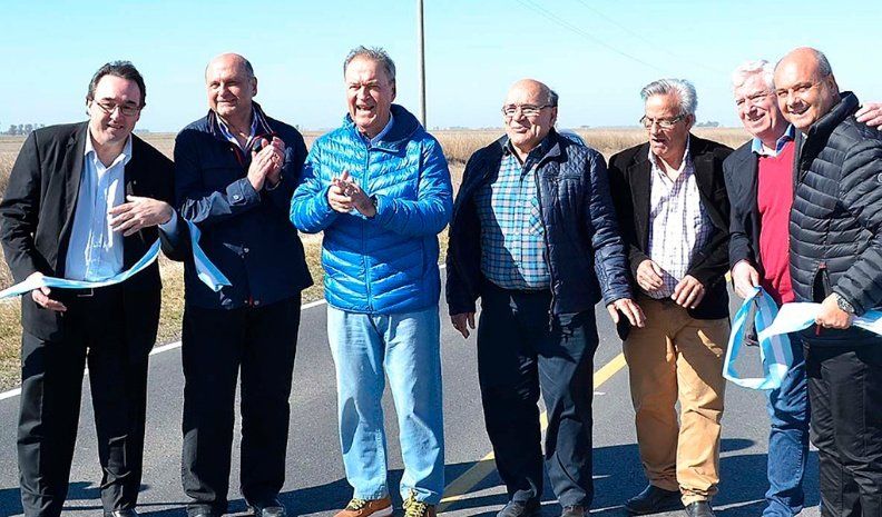 El gobernador, junto el legislador Escamilla, y el director de Municipios y Comunas, Marcelo Frossasco, cortaron las cintas en la ruta 4.