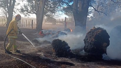 Bomberos voluntarios combaten un foco de incendio en la zona de Chañaritos