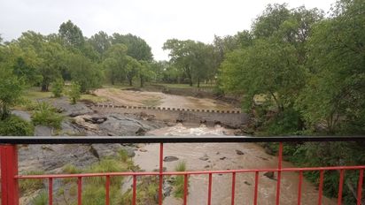 La lluvia trajo alivio en las sierras, con crecidas en los ríos de la zona