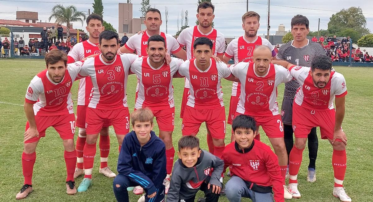 El elenco de Atlético Ticino que ayer se impuso 3-0 a Ricardo Gutiérrez en La Palestina con goles de Lautaro Monje