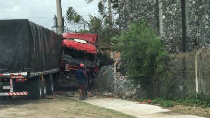 Un camión se despistó y chocó una vivienda en Villa Golf