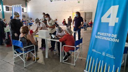 Arrancó el operativo de vacunación para mayores de 70 en el Polideportivo Municipal 2
