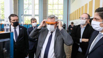 Fernández recorrió el Museo Malvinas para ver impresoras 3D que se utilizan para fabricar máscaras protectoras