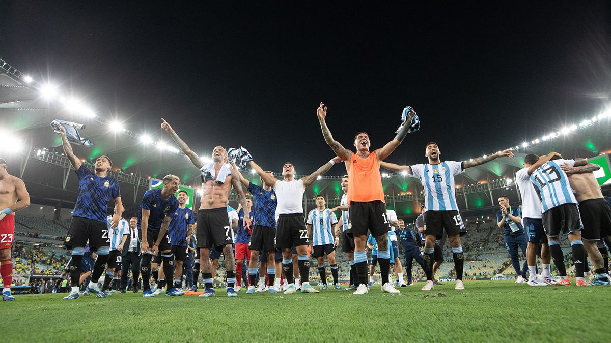 Los jugadores del seleccionado argentino celebrando en el Maracaná frente a la tribuna y sus hinchas el histórico triunfo ante Brasil.